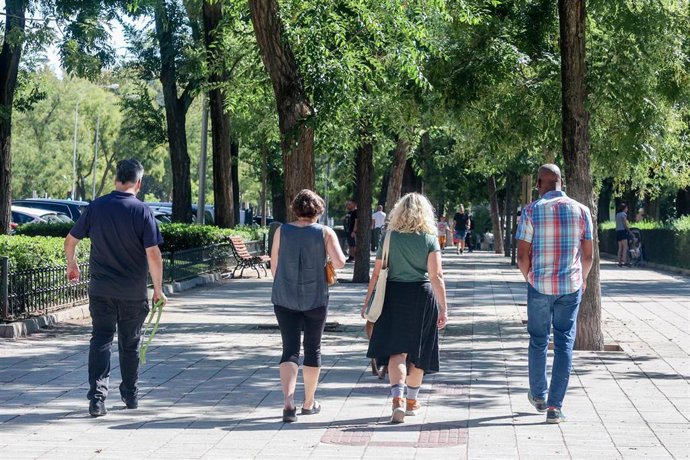 Archivo - Varias personas pasean por el Parque del Oeste, a 30 de septiembre de 2023, en Madrid, (España).