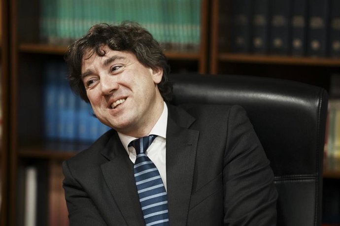 Archivo - El secretario general del PSE-EE, Eneko Andueza, durante una entrevista.