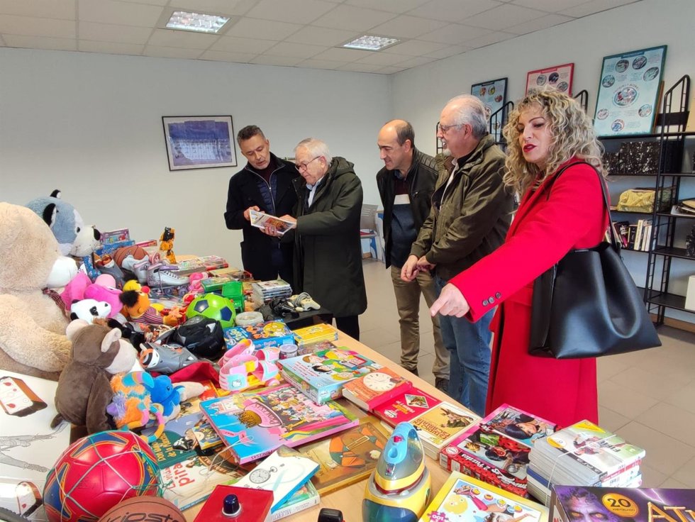 El alcalde de Logroño entrega a la Fundación Cáritas Chavicar un lote de juguetes del programa Segunda vida, de Logroño Limpio