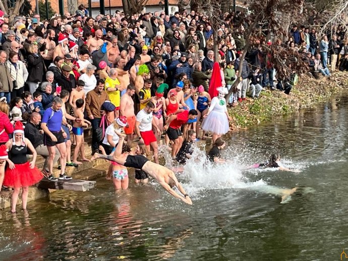 Los vecinos de El Robledo bañándose en el río Bullaque
