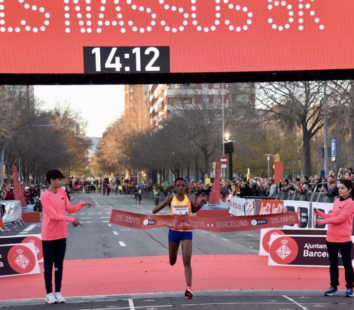 La atleta Beatrice Chebet gana la Cursa dels Nassos 2023 de Barcelona con récord mundial 14:13