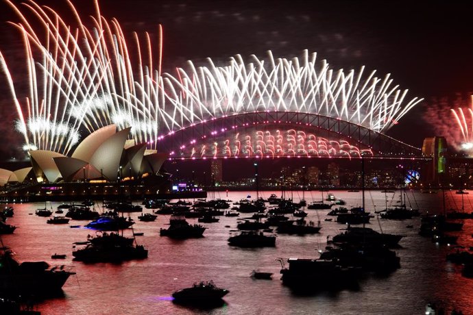 Archivo - The midnight fireworks are seen over the Sydney Opera House and Sydney Harbour Bridge during New Years Eve celebrations in Sydney, Sunday, January 1, 2023. (AAP Image/Bianca De Marchi) NO ARCHIVING