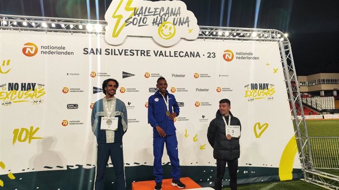 Podio de la 59 Nationale-Nederlanden San Silvestre Vallecana 2023, con triunfo para el atleta etíope Berihu Aregawi con los españoles Mo Katir y Aarón Las Heras en segunda y tercera posición