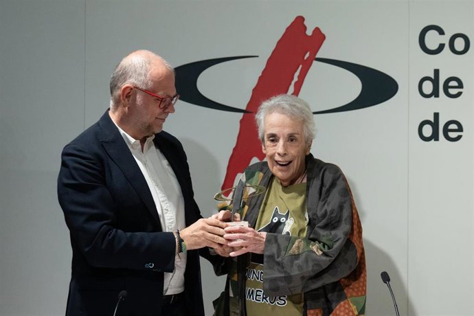 Archivo - El decano al darle el galardón