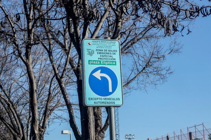 Archivo - Un cartel anuncia la Zona de Bajas Emisiones (ZBE) en Plaza Elíptica, a 4 de enero de 2023, en Madrid (España). La sentencia del Tribunal de Justicia de la Unión Europea condenó el pasado 22 de diciembre de 2022 a España por no haber tomado la