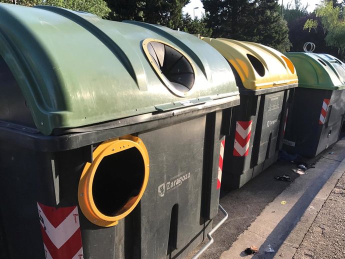 Archivo - Contenedores de recogida selectiva de basura orgánica, plástico y vidrio