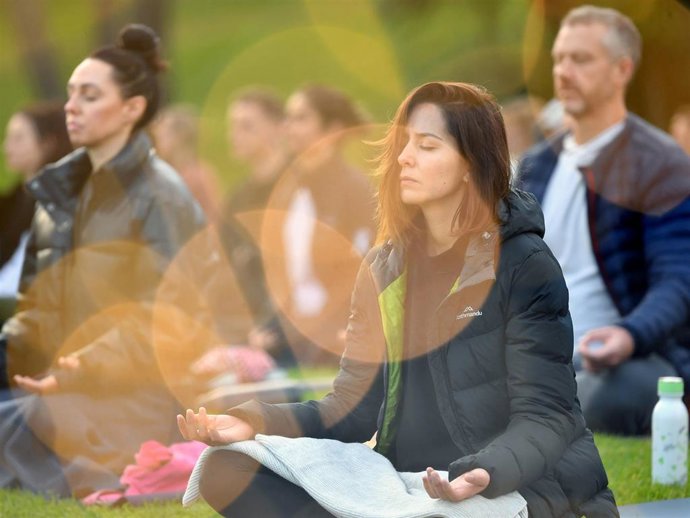 Archivo - Guests take part in a mass meditation class to celebrate World Meditation Day