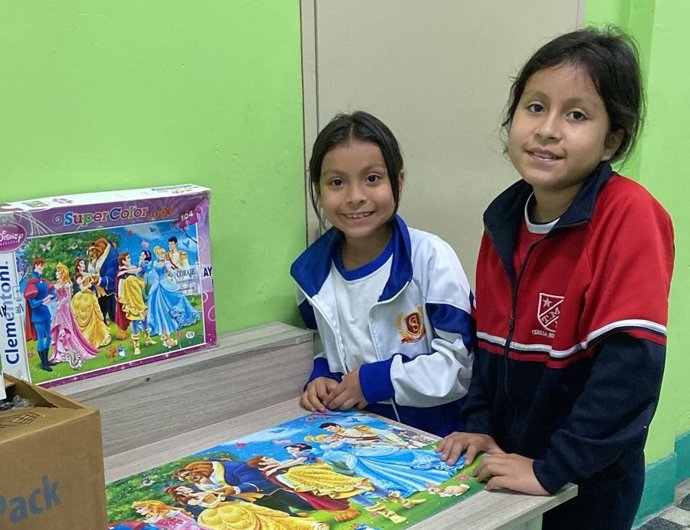 Camila y Zizzel en el Hogar Posada de Belén, uno de los centros a los que Madre Coranje ha enviado material humanitario este 2023.