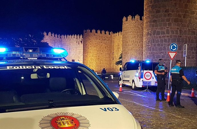 Policía Local de Ávila, durante un control.