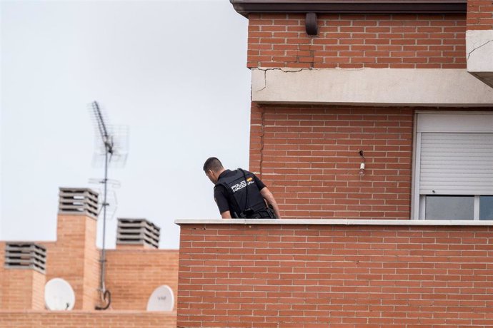 Archivo - Un agente de Policía Nacional en el balcón de un edificio desalojado en Alcobendas en una actuación contra okupas