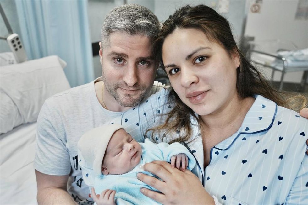 Noa, primera niña nacida en Bizkaia en 2024, junto a sus padres Unai y Mayra Alejandra