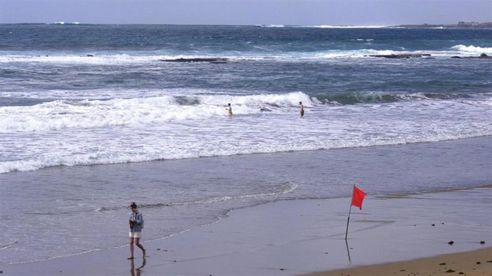Bandera roja en una playa de Canarias