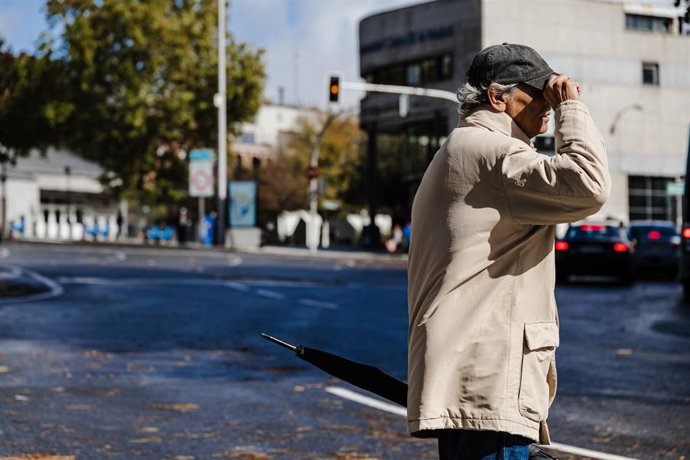 Archivo - Un hombre se sujeta la gorra por el viento
