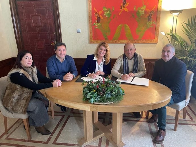 La alcaldesa y miembros de Hispanidad Avanza firman un convenio para dinamizar el Plan Integral del Distrito 5.