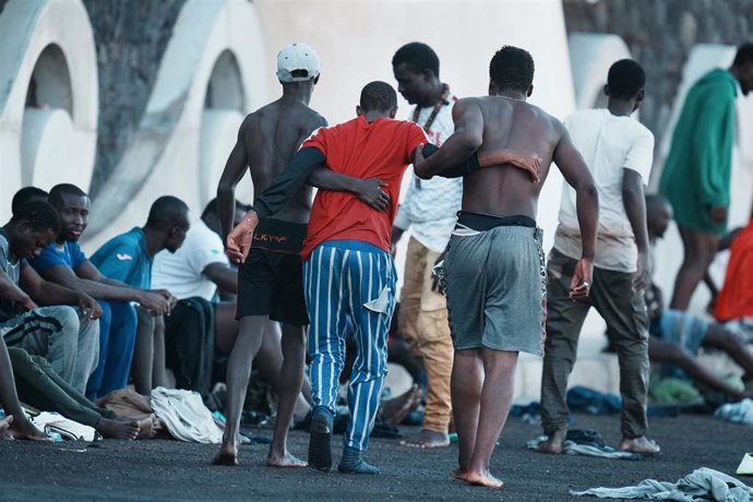 Archivo - Un grupo de migrantes a su llegada a El Hierro, a 3 de noviembre de 2023, en El Hierro, Canarias (España).