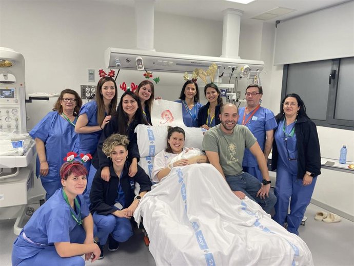 Carla, la primera niña en nacer en España, junto a sus padres y el resto de enfermeras y matronas del Hospital de Salamanca que han intervenido en el parto.