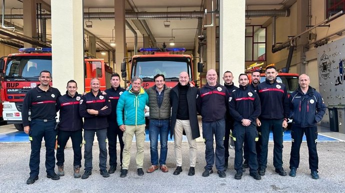 El alcalde de Jaén visita a la plantilla del Servicio de Bomberos horas antes de la Nochevieja