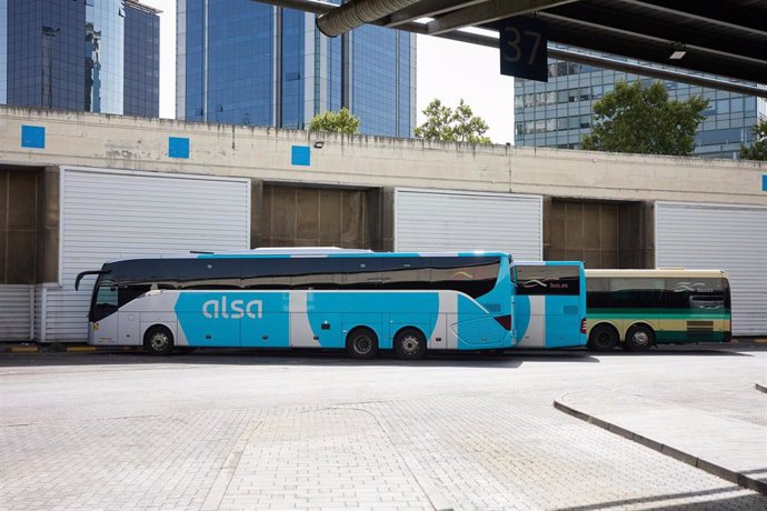 Archivo - Autobuses de ALSA aparcados en la estación de autobuses Madrid-Sur
