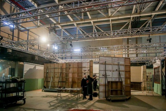 Archivo - Varios alumnos en un plató de cine en la Escuela de Cine de la Comunidad de Madrid (ECAM), a 3 de febrero de 2022, en Madrid (España). 