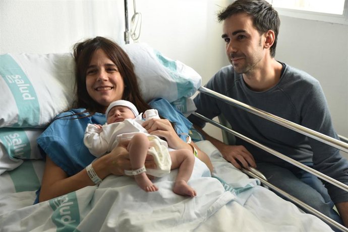 Mayte y Carlos posan con su hija Vera, que ha sido la primera bebé nacida en 2024 en Aragón, en el Hospital Servet de Zaragoza, a 1 de enero de 2024, en Zaragoza, Aragón, (España).