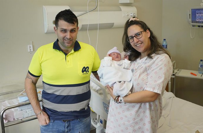 Fran Barreiro y Jenny Gallego, padres primerizos del ayuntamiento pontevedrés de Gondomar, posan con su hijo Kylian, que ha sido el primer bebé nacido en 2024 en España, en el Hospital Álvaro Cunqueiro, a 1 de enero de 2024, en Vigo, Pontevedra, Galicia