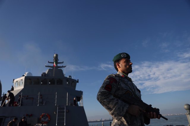 Archivo - Imagen de archivo de un militar de la Marina iraní a bordo de un destructor 