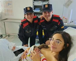 La niña con la madre y los dos agentes