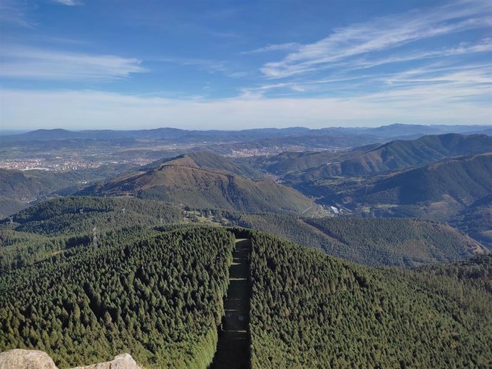 Nubes y claros sobre Bilbao