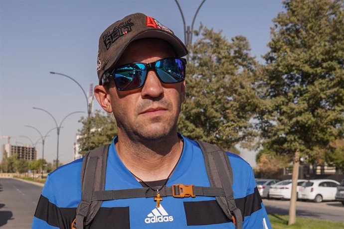 Archivo - 18 September 2022, Iraq, Erbil: A picture made available on 28 October 2022 shows a football fanatic Santiago Sanchez Cogedor pulling his belongings through the streets of Erbil. Cogedor, 42 years old, set off by walking from Madrid to Doha in