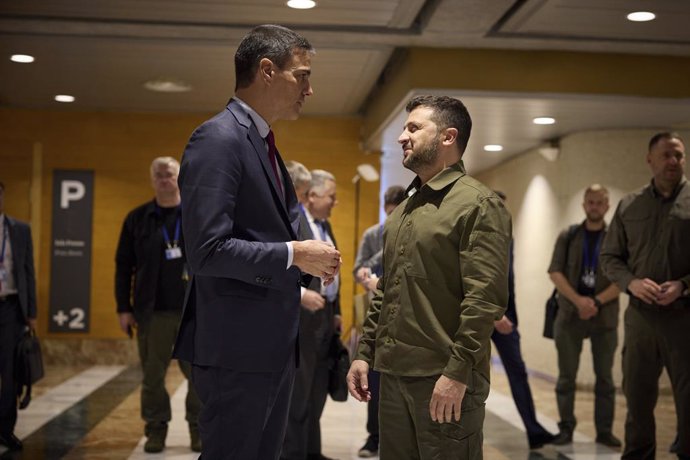 Archivo - October 5, 2023, Granada, Andalusia, Spain: Spanish Prime Minister Pedro Sanchez, left, chats with Ukrainian President Volodymyr Zelenskyy, right, before the start of the European Political Community summit, October 5, 2023 in Granada, Spain.