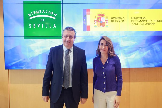 Archivo - El presidente de la Diputación de Sevilla, Javier Fernández, tras reunirse en octubre con la ministra en funciones de Transportes, Raquel Sánchez, para abordar el cierre de la SE-40.