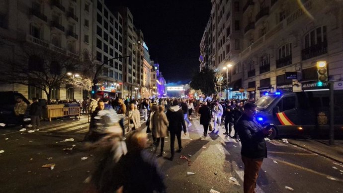 Ciudadanos en la Plaza del Ayuntamiento en Nochevieja