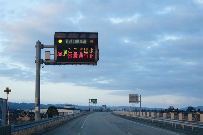 Una señal de tráfico informa a los conductores que salgan de la autopista debido a los terremotos en la ciudad de Oyabe de la prefectura de Toyama en Japón