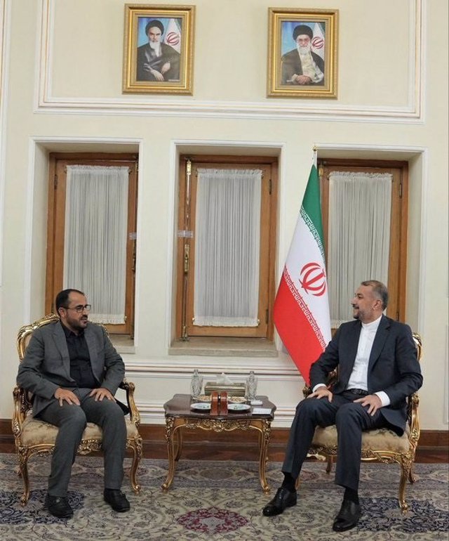 El jefe negociador hutí, Mohamed Abdulsalam, y el ministro de Exteriores de Irán, Hosein Amirabdolahian