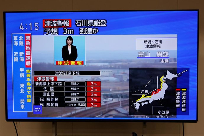 Una pantalla mostra la notícia d'una alerta de terratrmol i tsunami en la prefectura d'Ishikawa, al centre del Japó