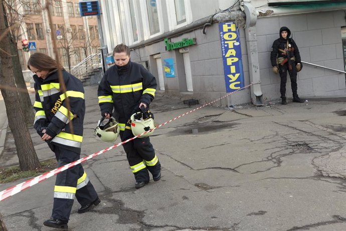 Servicios de rescate tras un ataque ruso en Kiev