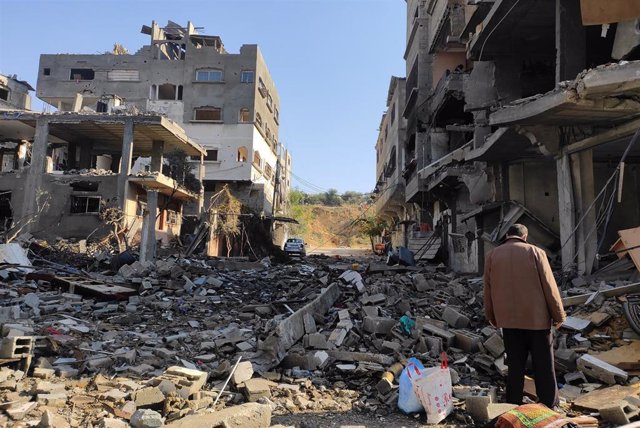 Archivo - Edificios destruidos por los bombardeos del Ejército de Israel contra el campamento de refugiados de Yabalia, en el norte de la Franja de Gaza (archivo)