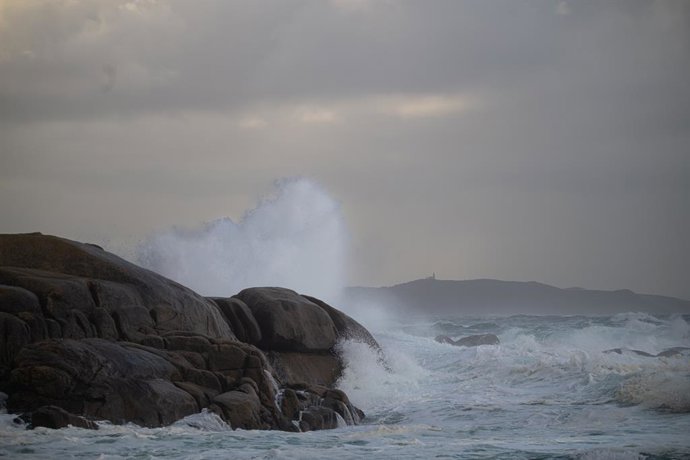 Archivo - El mar con olas por el temporal, a 5 de noviembre de 2023, en O Grove, Pontevedra, Galicia (España). 