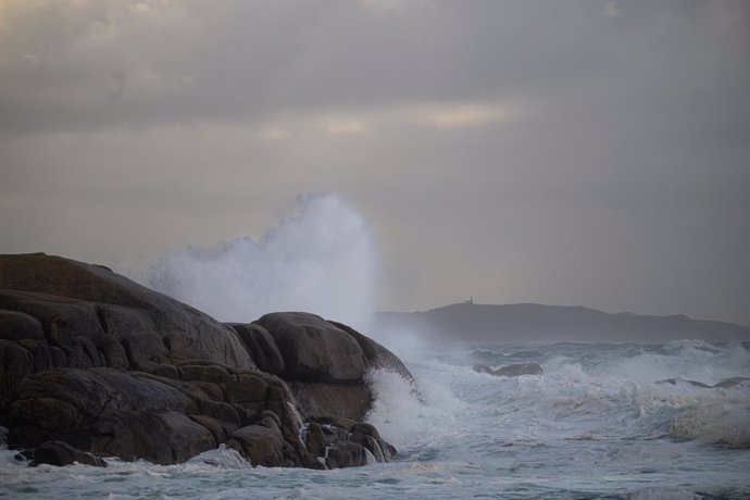 Archivo - El mar con olas por el temporal, a 5 de noviembre de 2023, en O Grove, Pontevedra, Galicia (España). La borrasca Domingos ha dejado en toda Galicia un total de 1.166 incidencias. En Pontevedra, fueron 438, la mayoría inundaciones, caídas de árbo