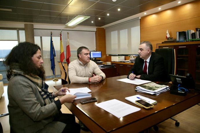 El consejero de Fomento, Ordenación del Territorio y Medio Ambiente, Roberto Media (derecha), con el alcalde de Ruesga, José Ramón Ochoa (centro)