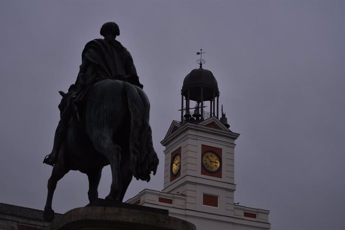 Archivo - El Reloj de la Puerta del Sol durante su puesta a punto visto desde fuera.