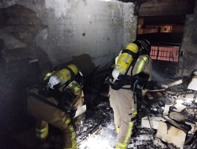 Bomberos trabajan en la extinción de un incendio declarado en el tercer piso de un edificio de Beniel (Murcia)
