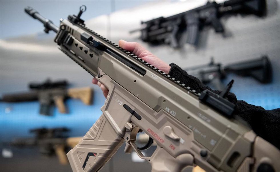 Archivo - 18 December 2019, Baden-Wuerttemberg, Oberndorf am Neckar: A man holds a HK433 assault rifle at the headquarters of weapons manufacturer Heckler & Koch ahead of Thursday's extraordinary shareholders meeting. Photo: Marijan Murat/dpa