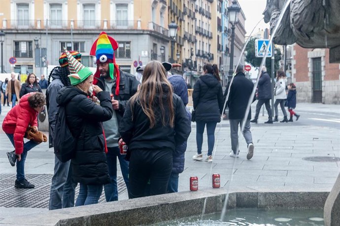 Archivo - Varias personas beben unas latas de cerveza durante el aperitivo de Nochebuena llamado popularmente 'Tardebuena' en el centro de la ciudad