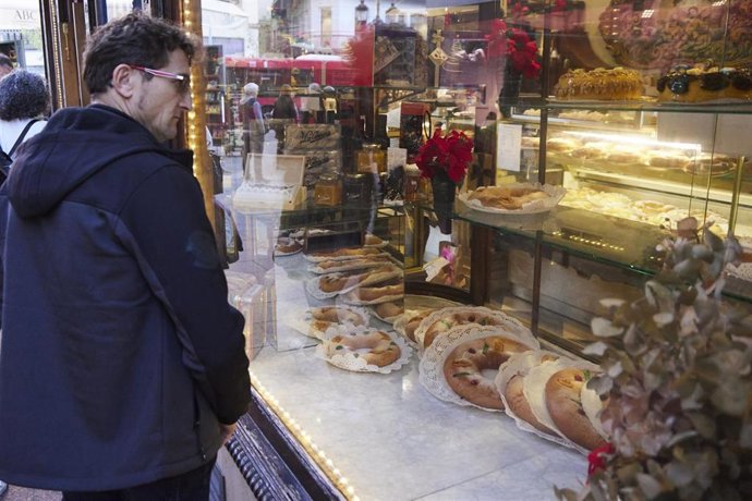 Archivo - Detalle del Roscón de Reyes en la vitrina de una confitería