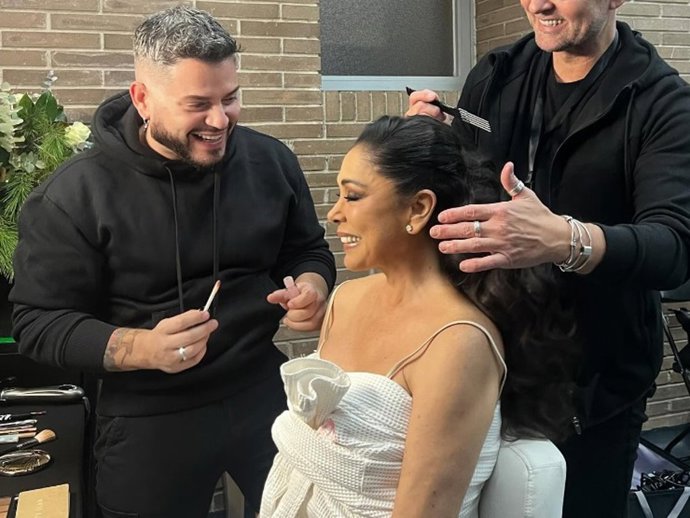 Archivo - Isabel Pantoja continúa confiando en Alberto Dugarte para estar radiante en sus conciertos