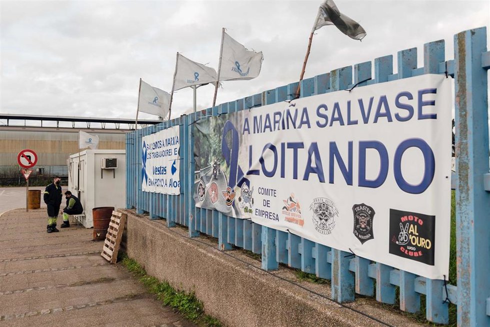 Archivo - Dos vigilantes de seguridad en la caseta de vigilancia de la fábrica de Alcoa en San Cibrao, un día después de que los trabajadores alcanzaran un acuerdo con la empresa, a 29 de diciembre de 2021, en San Cibrao, Cervo, Lugo, Galicia (España).