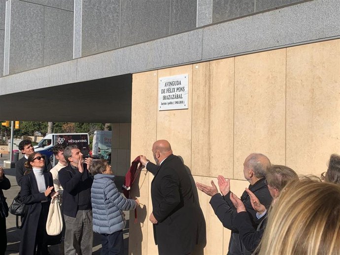 El alcalde de Palma, Jaime Martínez, inaugura la placa de la Avenida Flix Pons Irazazábal.