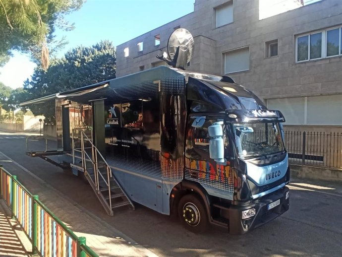 Archivo - Las oficinas móviles de CaixaBank prestan servicio en 70 municipios en riesgo de exclusión financiera de la Comunitat