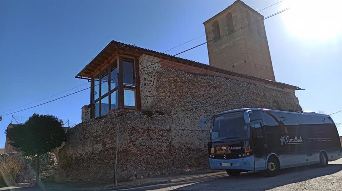 Archivo - Oficina móvil de CaixaBank en la localidad de Narros del Castillo (Ávila). 